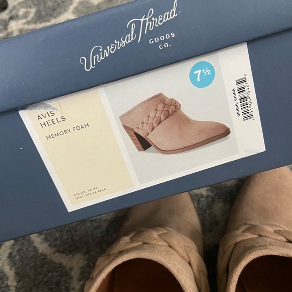 Universal thread target Avis bootie heels size 7.5 - Picture 7 of 7